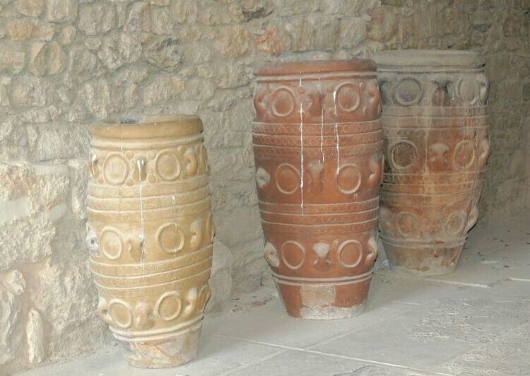 1280px-Pithoi_storage_jars_at_Knossos