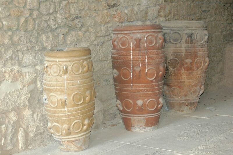 1280px-Pithoi_storage_jars_at_Knossos 1280px-Pithoi_storage_jars_at_Knossos